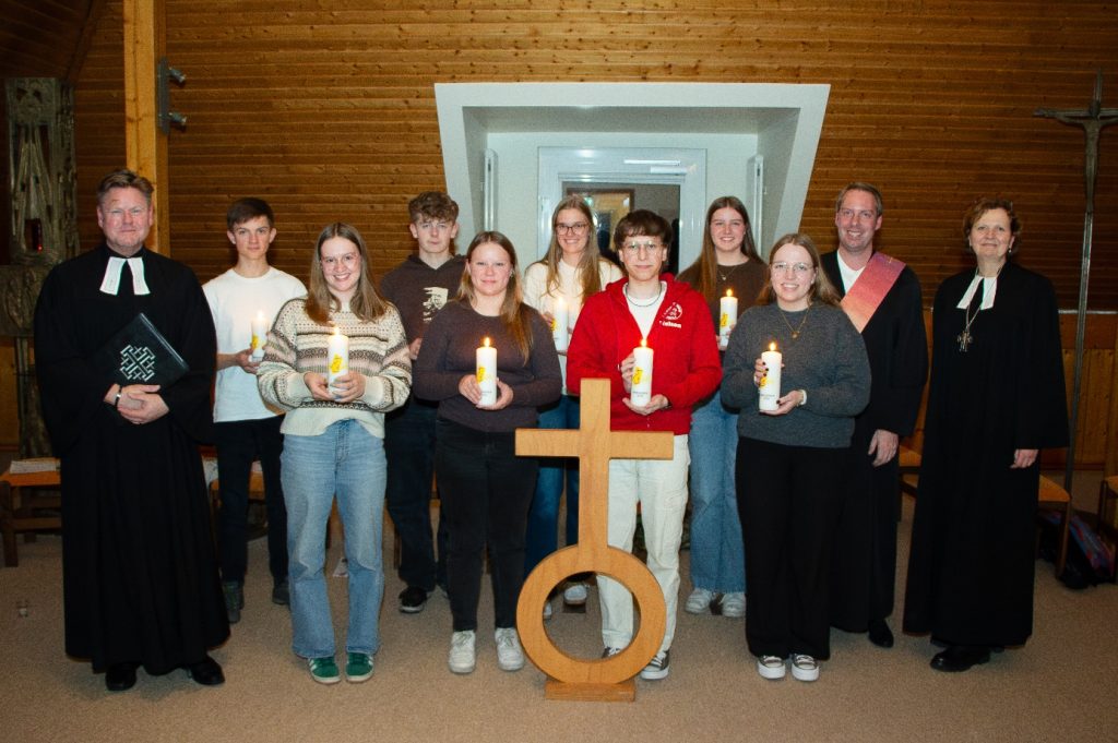  (v. l.: Kirchenkreisjugendpastor Thorsten Jacobs, Richard Müller (Lingen), Ida Altendeitering (Lingen), Rafael Reher (Nordhorn), Johanna Herbers (Salzbergen), Fabia Jansen (Esterwegen), Nelson Dannenberg Sögel), Eva Ziolkowski (Aschendorf), Jill Hafermalz (Lingen) und Kirchenkreisjugendwart Philip Krieger, Regionalbischöfin Sabine Schiermeyer.  Foto: Jan Wenink